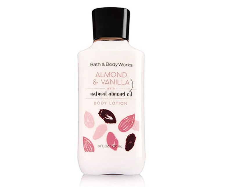 Sữa dưỡng thể Bath & Body Works Almond & Vanilla 236ml bổ sung dưỡng chất từ hạnh nhân và lô hội