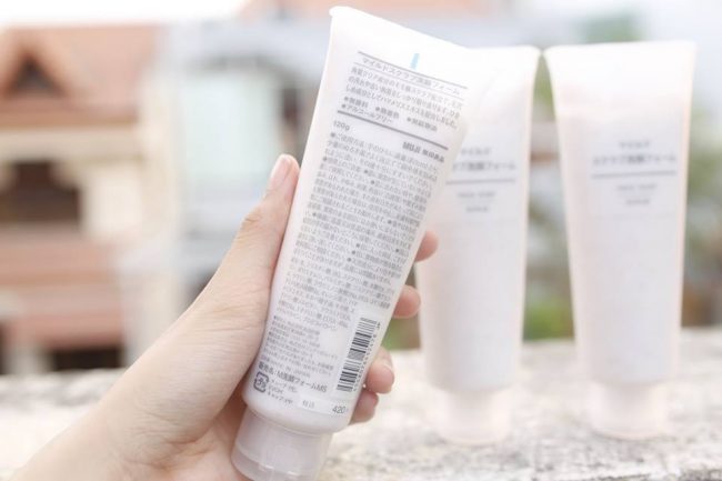 Sữa rửa mặt tẩy tế bào chết Muji Face Soap Scrub 120gr