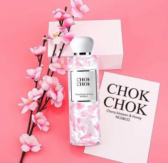 Sữa tắm dưỡng trắng Chok Chok Cherry Blossom & Honey 250gr có chất gel hơi sệt nhưng cực kỳ mềm mịn