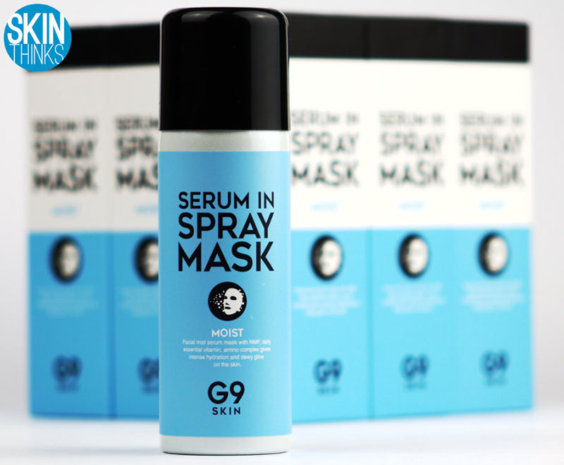 G9SKIN Serum In Spray Mask Moist 50ml có màu xanh dịu thể hiện rõ đặc tính dưỡng ẩm và cấp nước sâu của sản phẩm mặt nạ dạng chai xịt.