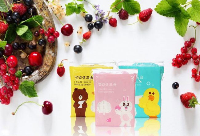 Bông tẩy trang giúp bạn vệ sinh làm sạch sâu lớp trang điểm
