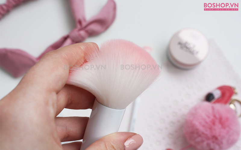 Cọ trang điểm Wet N Wild Powder Brush giúp bạn có được lớp trang điểm hoàn hảo từ độ phủ, phối màu, tạo khối