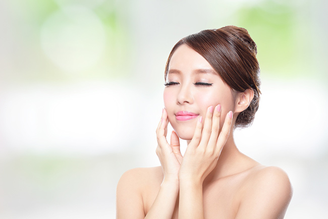 Dưỡng da The Body Shop Tea Tree Pore Minimiser làm dịu, kiềm dầu và làm mịn da