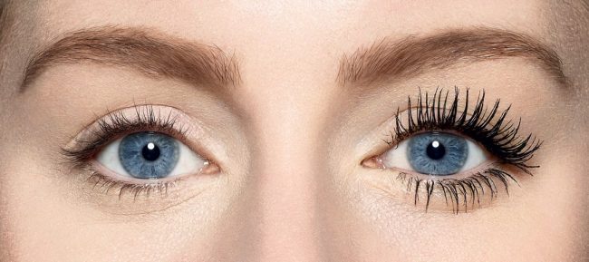 Mascara CoverGirl Peacock Flare Waterproof No.830 mang lại đôi mi dày và cong từ mọi góc nhìn
