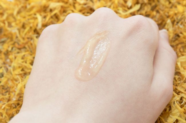 Mặt nạ kết cấu dạng gel mỏng nhẹ dễ thấm trên da