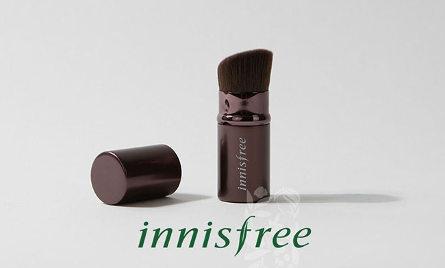 Cọ trang điểm Innisfree Cushion Brush có màu nâu đậm, đầu chổi bằng 1/3 đầu thân chổi