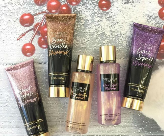 Dưỡng thể Victoria’s Secret Bare Vanilla Shimmer 236ml có chứa những hạt kim tuyến cực mịn