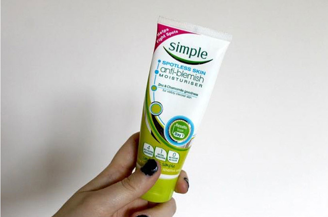 Kem dưỡng ẩm da mụn Simple Spotless Skin