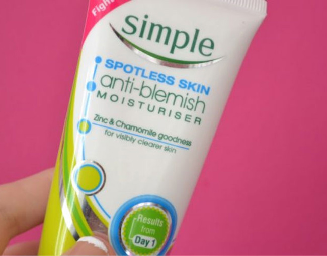 Kem dưỡng ẩm da mụn Simple Spotless Skin dành cho da dầu, da hỗn hợp