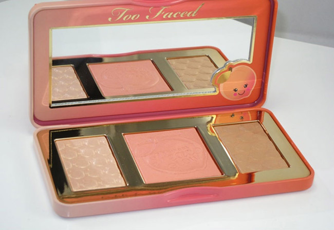 Má hồng Too Faced Sweet Peach Glow Infused Highlighting màu sắc nhẹ nhàng, tự nhiên, mang đến cho bạn gương mặt hoàn hảo