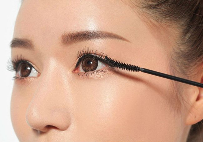 Mascara có khả năng chống nước cao, mang lại đôi mi tự nhiên