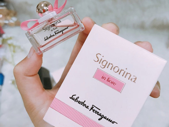 Nước hoa nữ Signorina Salvatore Ferragamo In Fiore EDT 5ml thích hợp dùng cả ngày lẫn đêm vào mùa xuân, hạ.