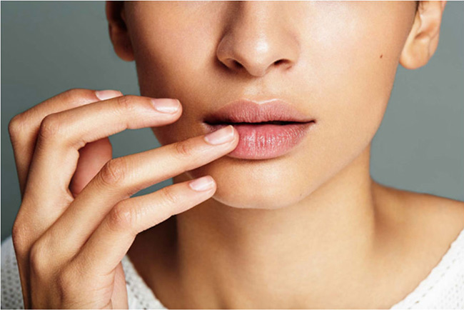 Son dưỡng môi giúp làm dưỡng ẩm, làm mềm môi
