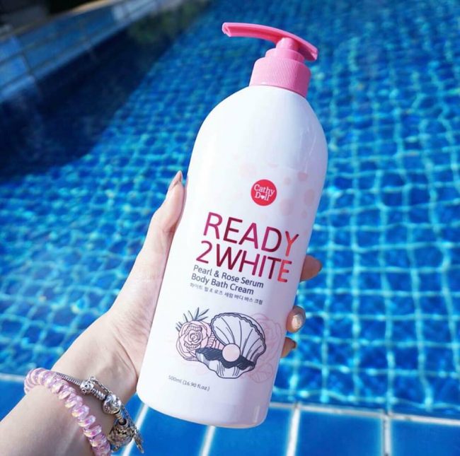 Sữa tắm Cathy Doll Ready 2 White Pearl & Rose Serum 500ml giúp nhẹ nhàng loại bỏ các tế bào chết trên da