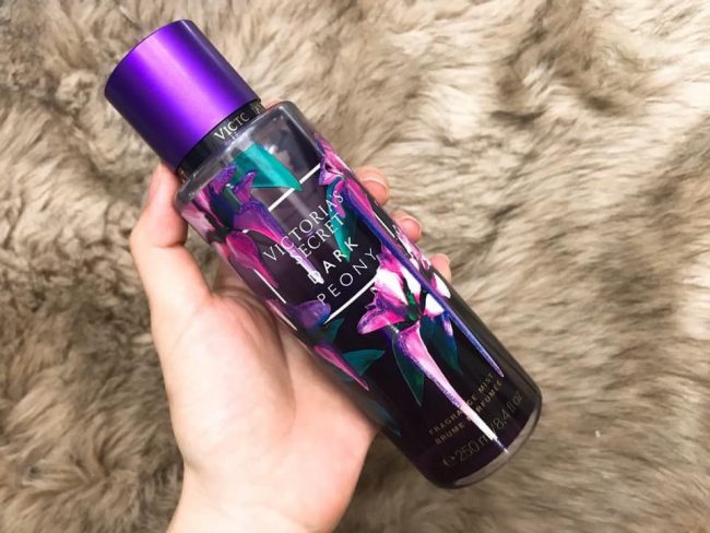 Xịt thơm body Victoria’s Secret Dark Peony 250ml thích hợp sử dụng hằng ngày