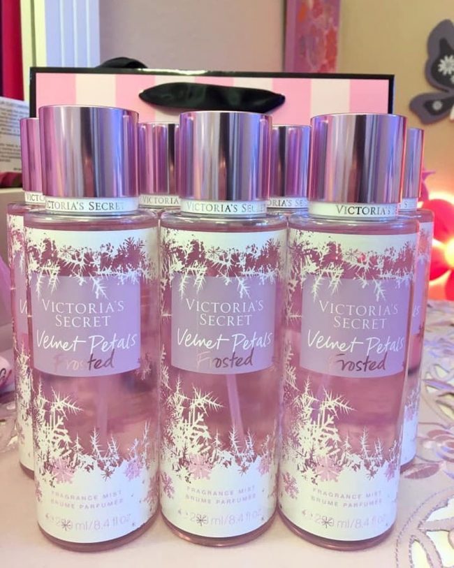 Xịt thơm Body Victoria’s Secret Velvet Petals Frosted 250ml