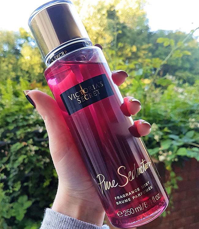 Xịt thơm Victoria’s Secret Pure Seduction Mist chiết xuất từ quả Mận Đỏ và hoa lan Nam Phi
